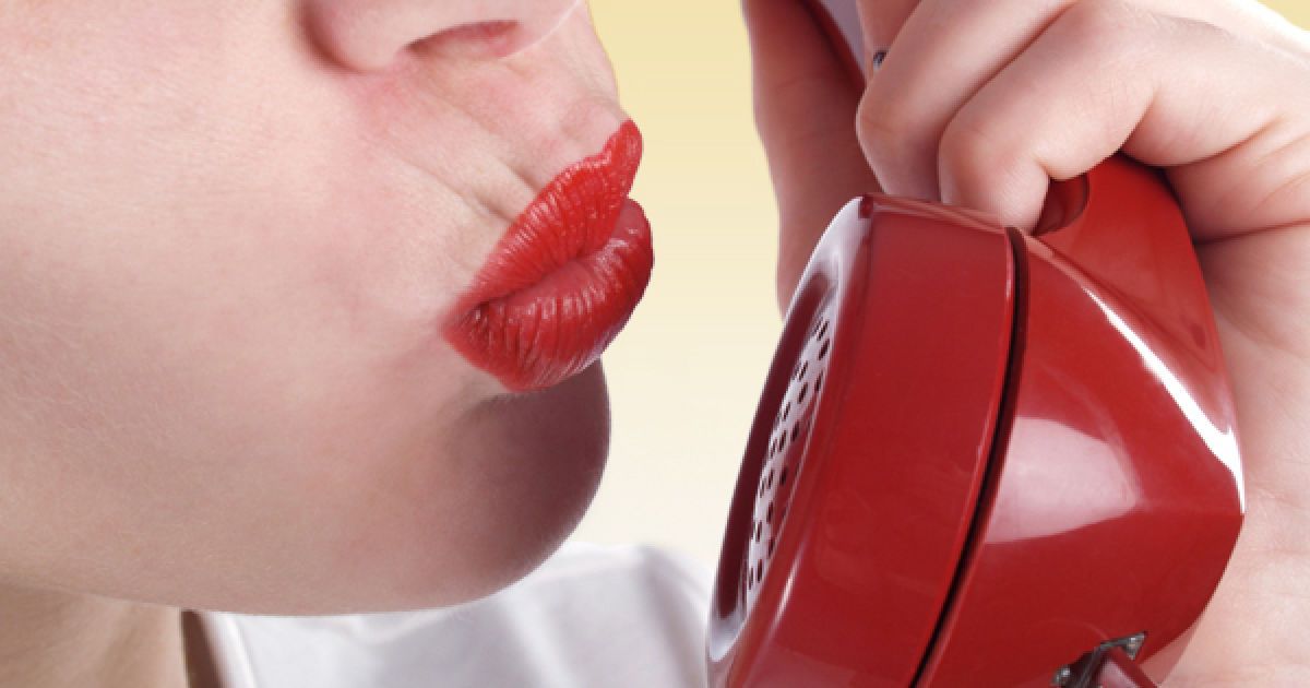 Із склеєними губами жінка намагалася викликати службу порятунку