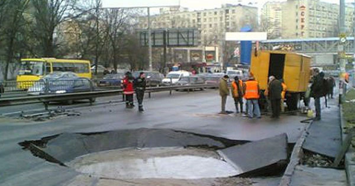 Фахівці підрахували, що на будівництві доріг чиновники заробляють мільярди гривень.