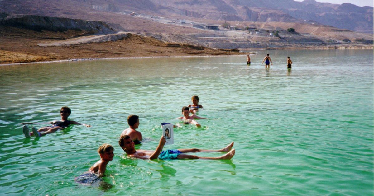 На воді Мертвого моря можна легко лежати