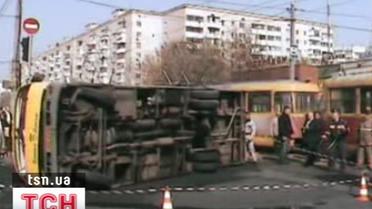 В Києві трамвай збив маршрутку