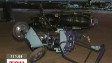 Мотоцикліст збив жінку з дитиною