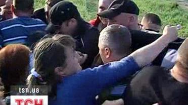 Селяни воюють з заводом за землю