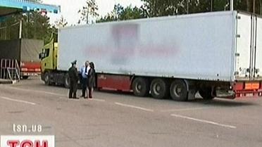 Вантажівка оселилась на кордоні