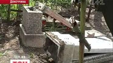Хулігани поглумилися над надгробками
