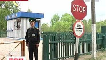 Дівчинка ходить до школи через кордон