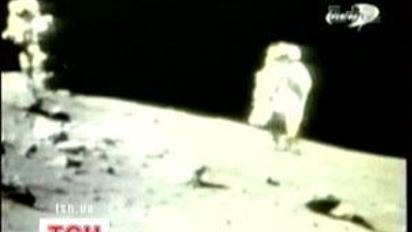 Чи були американці на місяці