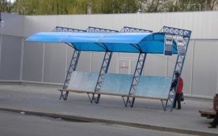 Київські чиновники пообіцяли обладнати зупинки скляними козирками та повісити карти для приїжджих