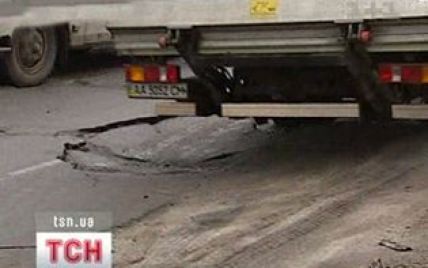 Дорогосказ: українські дороги руйнують вантажівки та погода