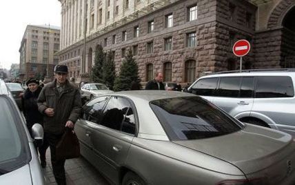 У Києві за паркування на газонах з авто зніматимуть номери