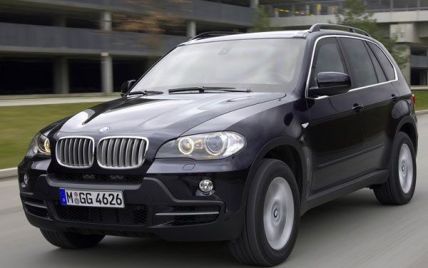 Азаров звільнив чиновника за покупку BMW X5