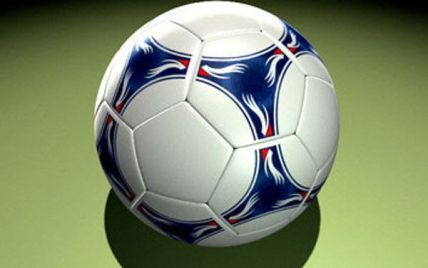 Буковинський умілець змайстрував двометровий дерев'яний м'яч до Євро-2012