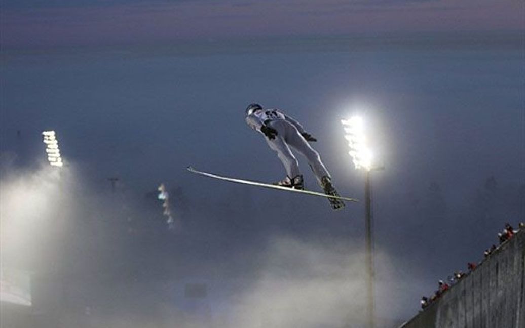 Норвегія, Осло. Польський спортсмен Адам Малиш виконує стрибок з трампліна на Чемпіонаті світу в Осло. / © AFP