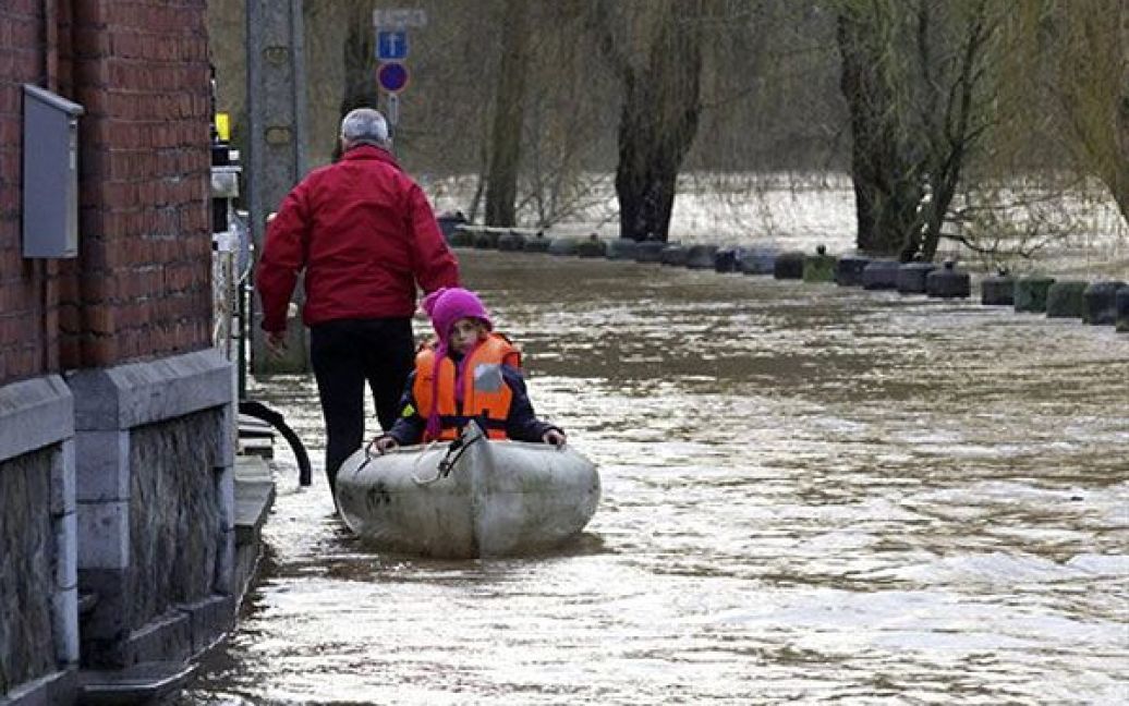 Місто Еньо у Бельгії затопило через підвищення води у річці Урт / © AFP