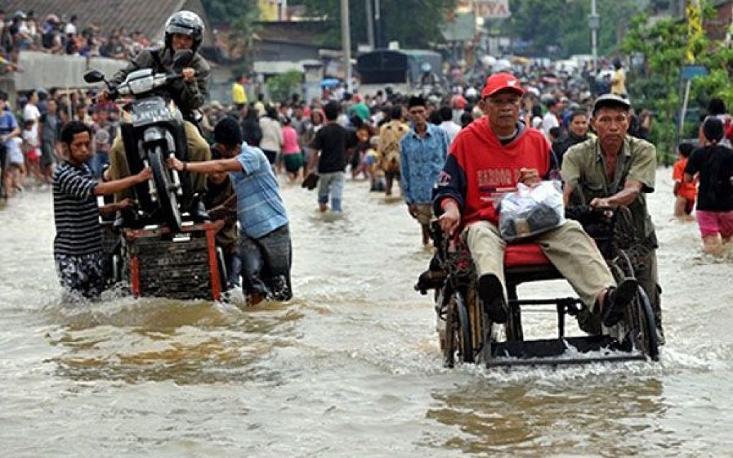 Індонезія, Тангеранг. Люди пробираються затопленими вулицями у місті Тангеранг. / © AFP