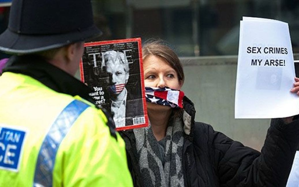 Великобританія, Лондон. Учасниця акції протесту тримає плакат на підтримку засновника Wikileaks Джуліана Ассанжа перед слуханням його справи у Вестмінстерському мировому суді в Лондоні. / © AFP