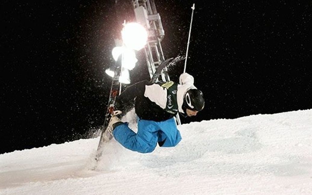 США, Денвер. Норвезький лижник Оле Мастад падає під час приземлення на змаганнях з фрістайлу Nature Valley Challenge Denver Big Air Freestyle Ski, які відбулись у центральному парку Денвера, штат Колорадо. / © AFP
