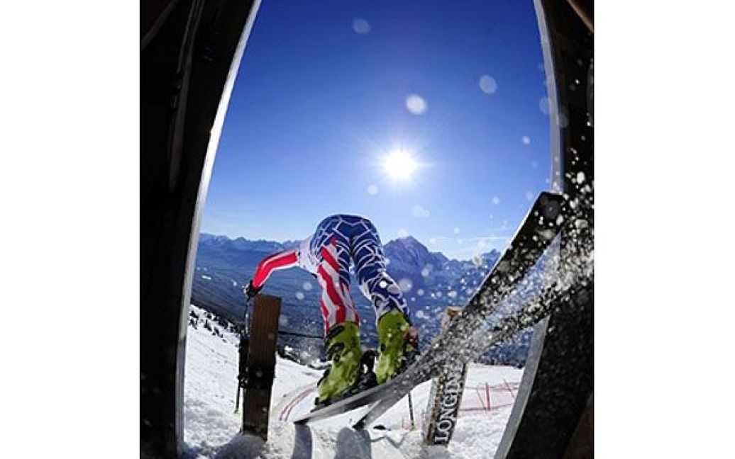 Канада, Лейк Луїс. Американський лижник Стівен Найман стартує під час першого тренування у швидкісному спуску серед чоловіків на Кубку світу в Лейк Луїс. / © AFP