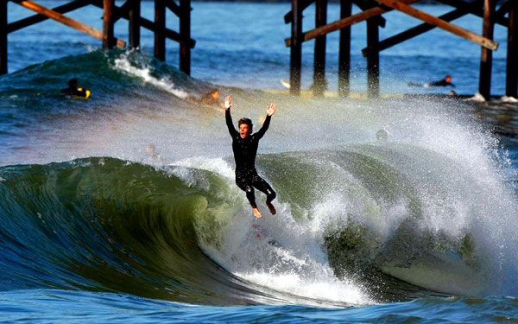Серфінгіст падає в море у Сил Біч, Каліфорнія. (Allen J. Schaben/Los Angeles Times) / © Los Angeles Times