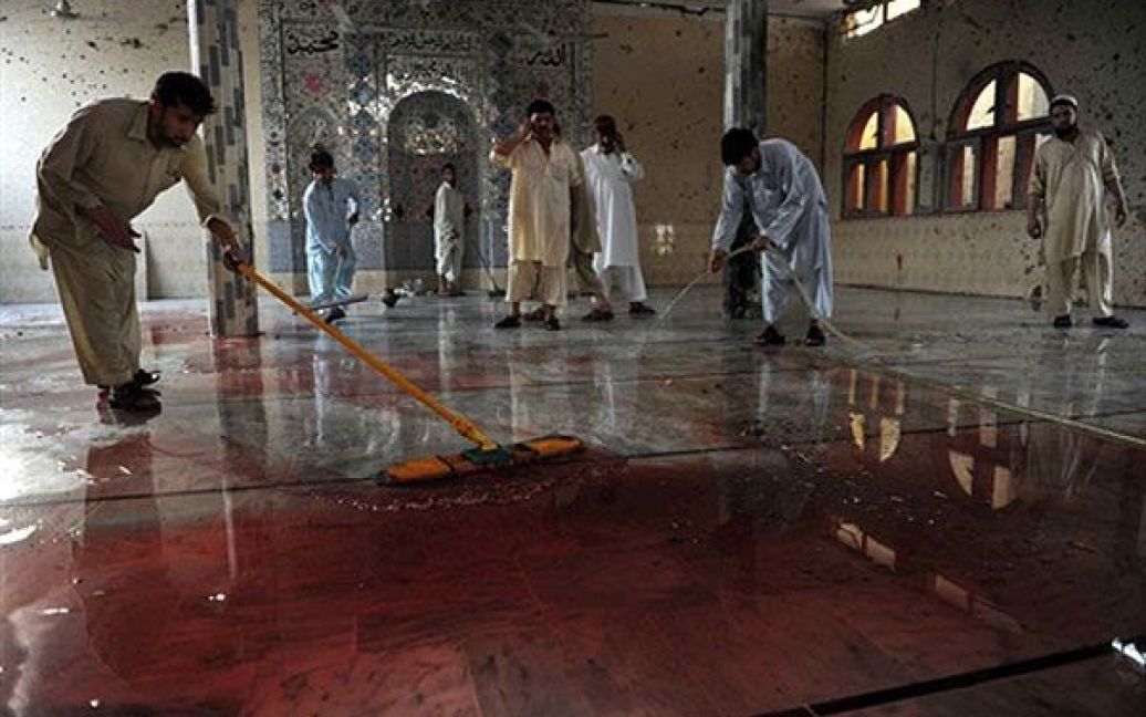 Пакистан. Пакистанські мусульмани змивають кров з підлоги у мечеті після вибуху, який влаштував смертник у селищі на північному заході Пакистану. В результаті вибуху бомби, щонайменше, 50 людей загинули, Ще 100 людей отримали поранення. / © AFP