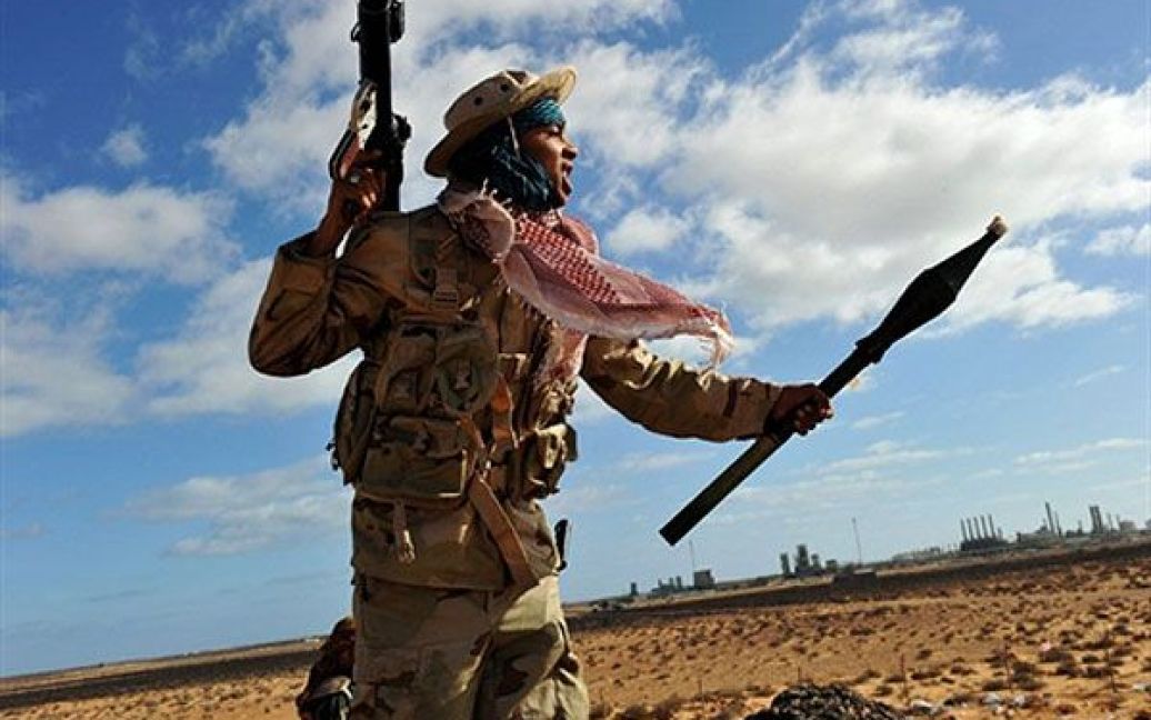Лівійська Арабська Джамахірія, Рас Лануф. Лівійський бойовик-повстанець тримає гранатомет РПГ. Лівійські винищувачі здійснювали польоти над контрольно-пропускним пунктом поблизу багатого нафтою міста Рас Лануф. / © AFP