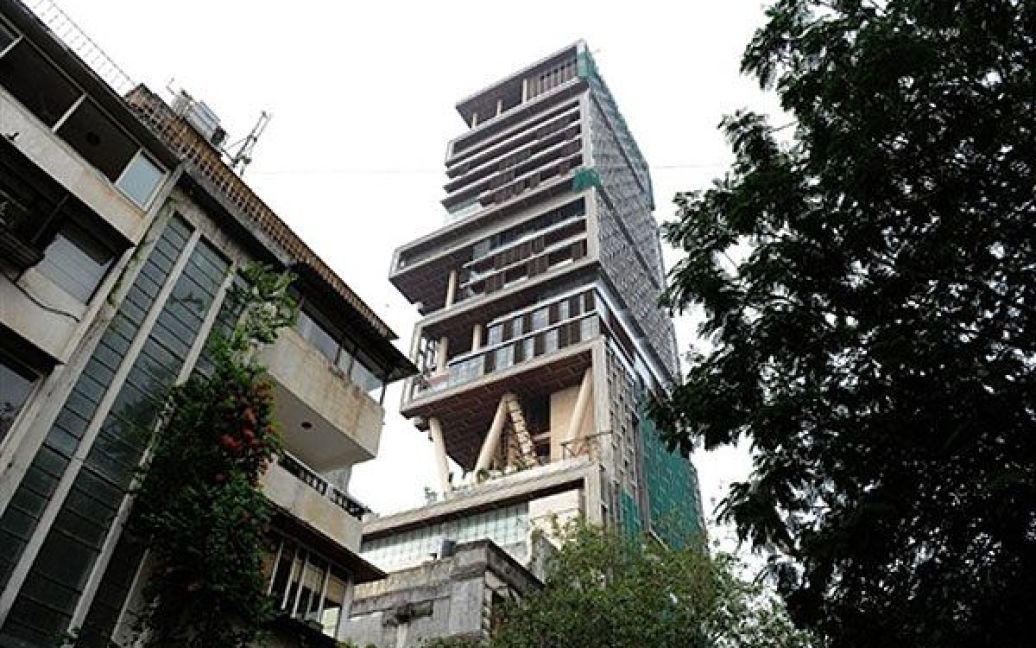 Найбагатша людина Індії Мукеш Амбані побудував у Мумбаї для своєї родини 27-поверховий будинок вартістю 1 мільярд доларів. / © AFP