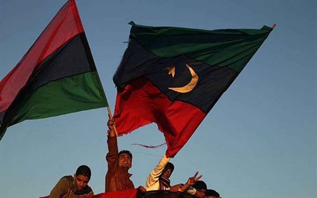 Лівійська Арабська Джамахірія, Бенгазі. Антиурядовий мітинг у східному лівійському місті Бенгазі, яке стало центром протестів у країні. Світові держави збільшили тиск на Муаммара Каддафі і закликали його негайно піти, аби припинити кровопролиття у Лівії. / © AFP