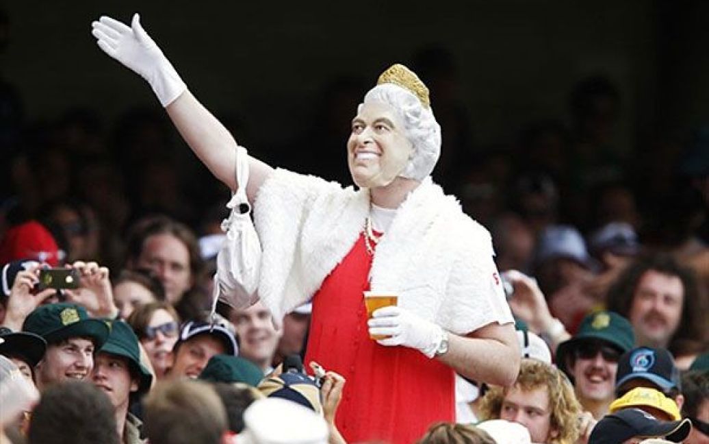 Австралія, Брісбен. Уболівальник в костюмі британської королеви жестикулює під час відбіркового матчу з крикету між Австралією та Англією. / © AFP