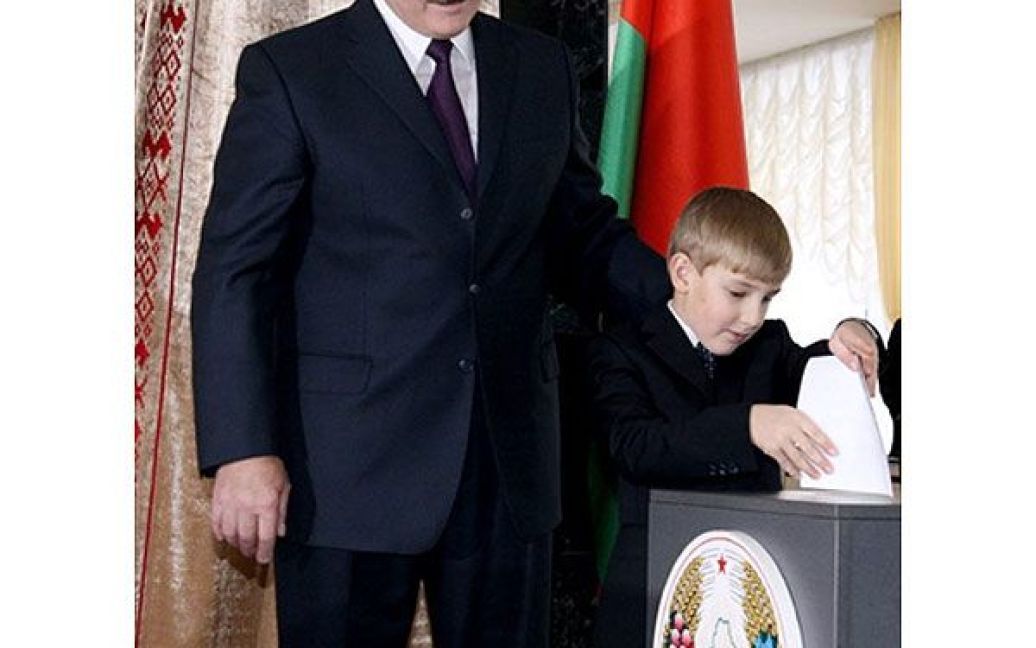 Переобраний, згідно з попередніми даними, президент Білорусі Олександр Лукашенко впевнений, що в його крайні більше не буде "недолугої демократії". / © AFP