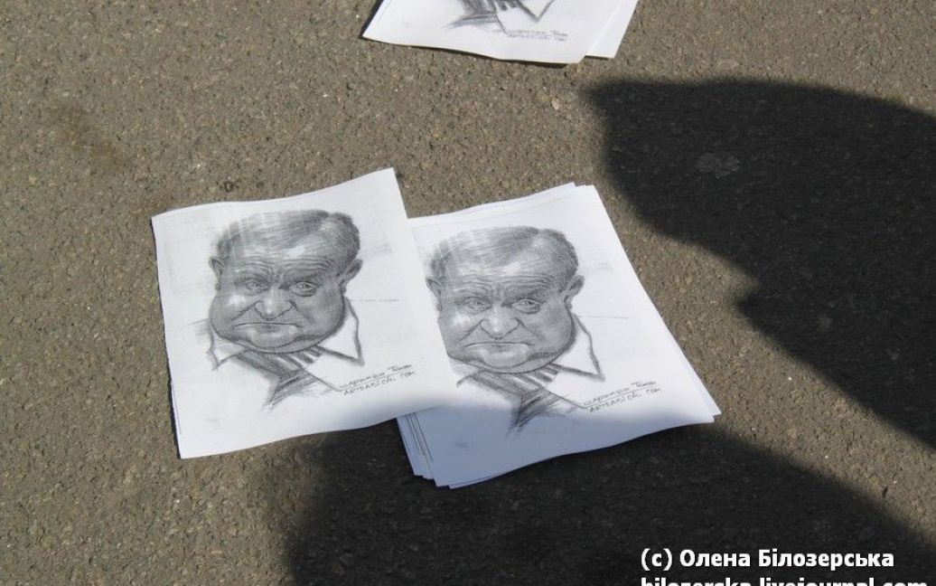 Активісти на асфальті розкидали маленькі листівки з портретами Могильова. / © bilozerska.livejournal.com