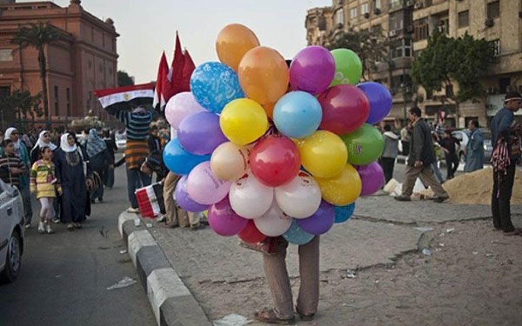 Єгипет, Каїр. Вуличний торговець продає повітряні кулі на площі Тахрір у центрі Каїра, яка стала епіцентром народного повстання у Єгипті. / © AFP