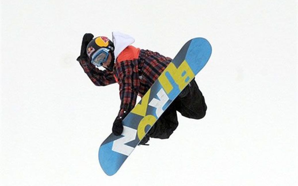 Франція, Тінь. Фінський спортсмен Пеету Піірронен виступає під час змагань на сноуборди у стилі Slopestyle серед чоловіків у фіналі європейського етапу зимових X-Games. / © AFP