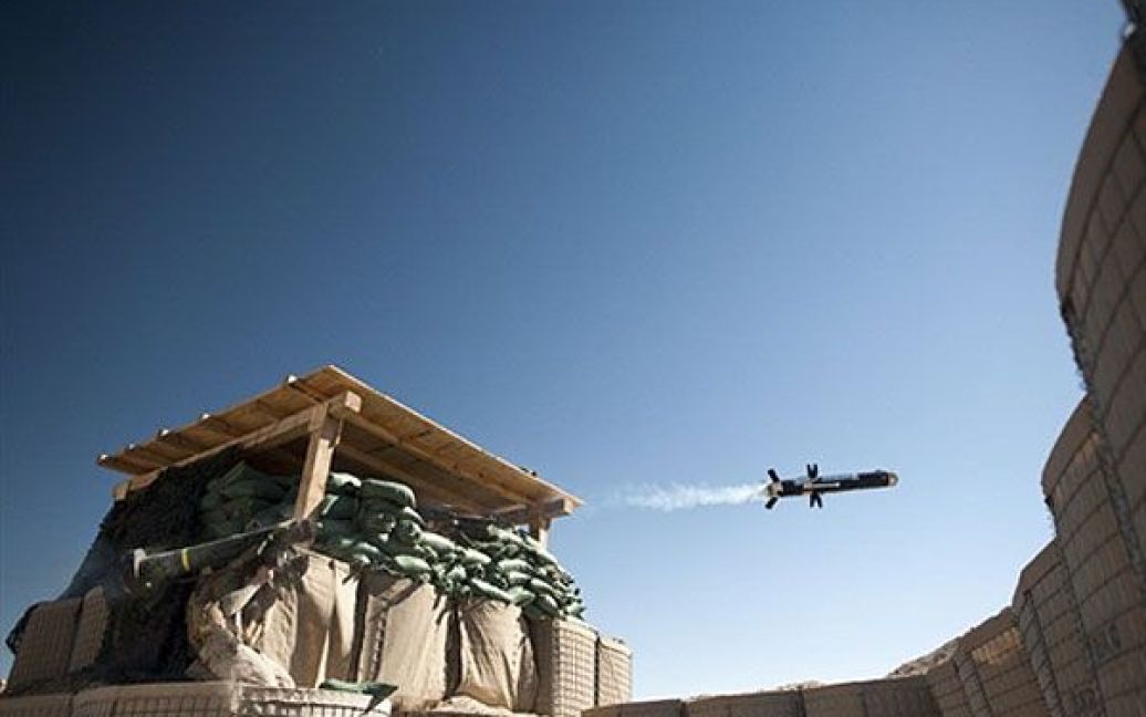 Афганістан, Муса-Кала. Морський піхотинець запускає протитанкову ракету FMG-148 Javelin на патрульній базі "Міраж", провінція Гільменд. / © AFP