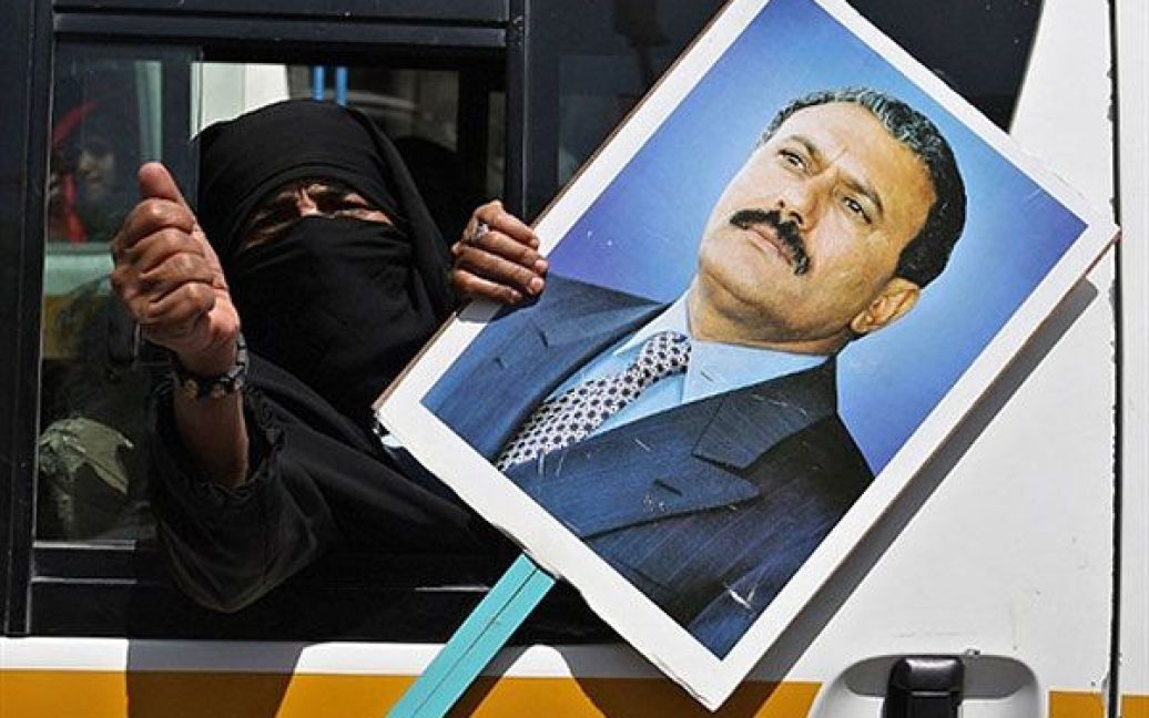 Ємен, Сана. Прихильник єменського президента Алі Абдалли Салеха тримає його портрет під час мітингу у Сані. / © AFP
