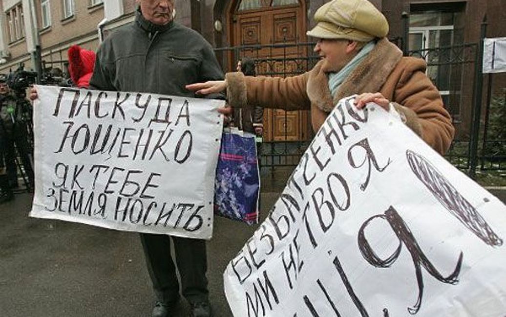 На Ющенка перед будівлею ГСУ очікував чоловік з плакатом: "Паскуда Ющенко як тебе земля носить" / © УНІАН