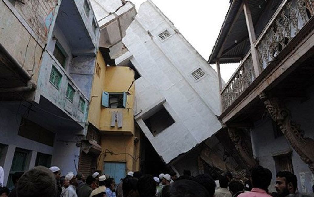 Індія, Ахмедабад. П&#039;ятиповерхова будівля обвалилася на сусідні житлові будинки у місті Ахмедабад. П&#039;ятеро людей загинули, десятки отримали поранення. Рятувальники проводять операцію зі звільнення людей, які залишились під уламками будівлі. / © AFP