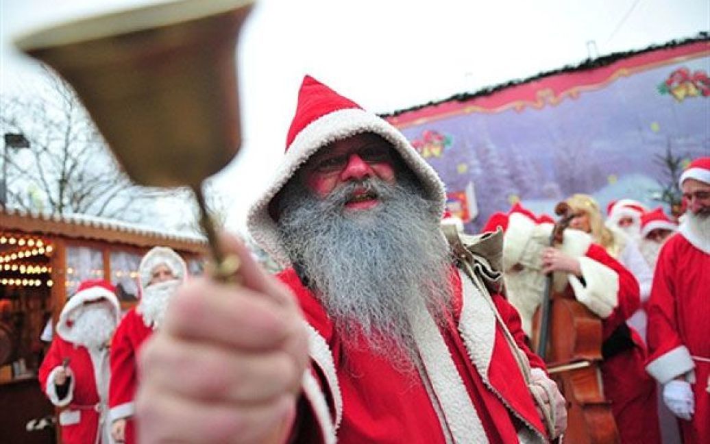 Німеччина, Берлін. Чоловік в костюмі Санта Клауса дзвонить у дзвоник під час святкування на ринку у Берліні. / © AFP