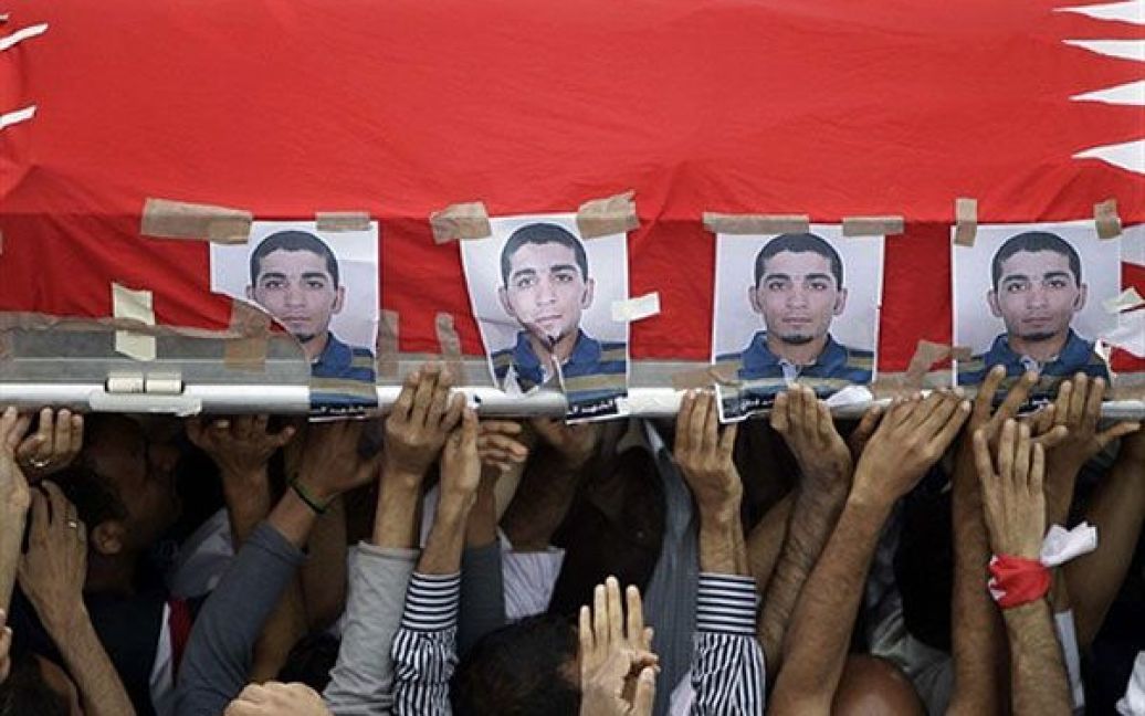 Бахрейн, Сітра. Бахрейнські шиїти хоронять 28-річного Ахмеда Фархана, який загинув під час зіткнень з поліцією та військовими у шиїтському місті Сітра, на околиці Манами. Тисяч противників режиму кинули виклик надзвичайному стану, введеному в країні, та відновили протести і демонстрації. / © AFP