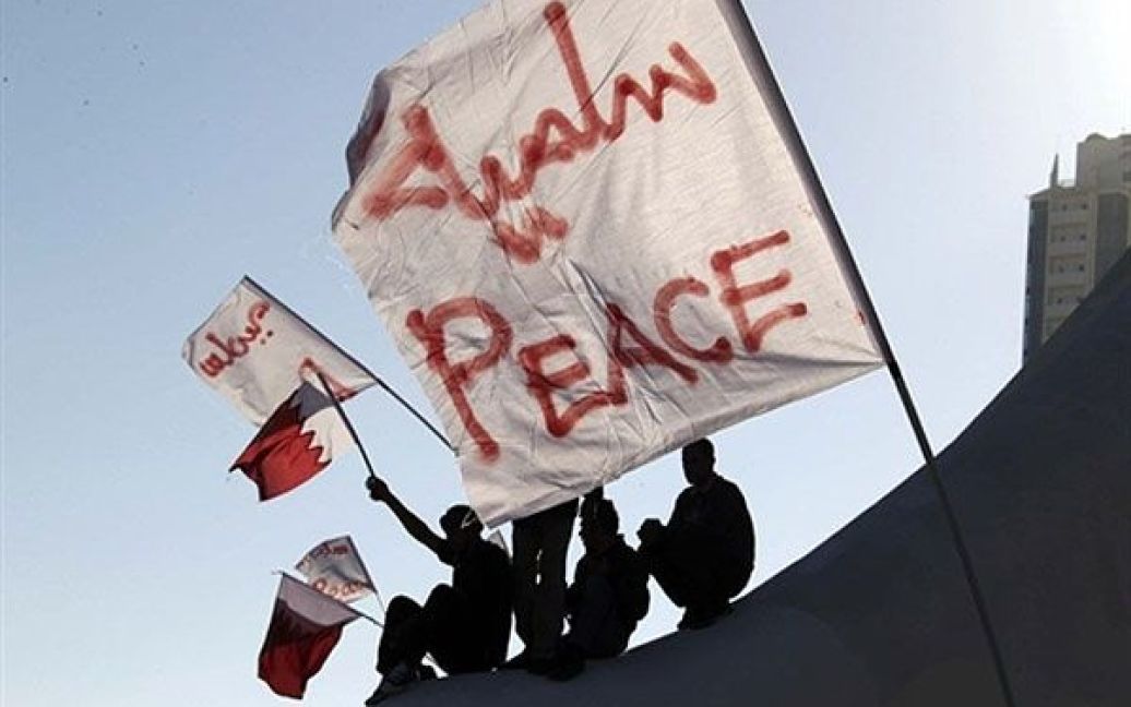 Бахрейн, Манама. Тисячі антиурядових демонстрантів зібралися на акцію потесту на Перлиновій площі у Манамі. Ця площа стала центром кривавих сутчок після того, як поліція і війська розігнали демонстрації проти режиму. / © AFP