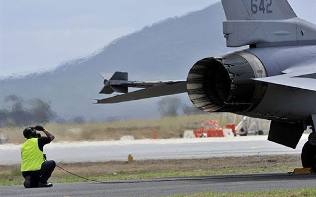 Австралія, Мельбурн. Член ВПС Сінгапуру готує літак F-16 до виступу на відкритті міжнародного австралійського авіаційного, аерокосмічного та оборонного шоу в Мельбурні. / © AFP