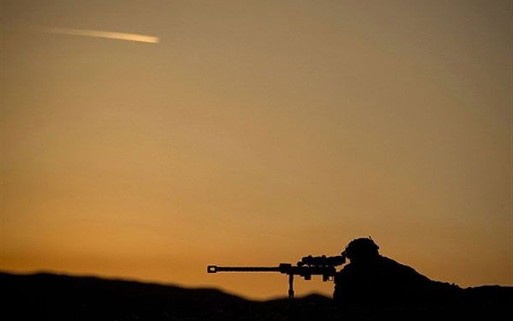 Афганістан, Тора. Французький солдат дивиться крізь приціл важкої снайперської гвинтівки під час патрулювання поблизу передової оперативної бази Тора у провінції Суробі. / © AFP