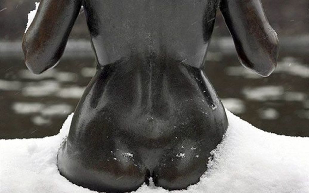 Німеччина, Берлін. Вкрита снігом деталь скульптури "Drei Maedchen und ein Knabe" ("Три дівчинки і хлопчик") німецького скульптора Вілфріда Фітценрейтера у Берліні. В Європі продовжуються сильні снігопади і утримується низька температура. / © AFP
