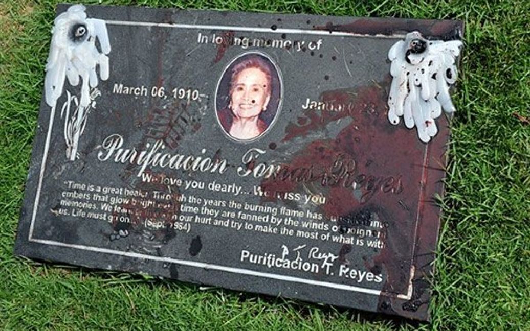 Філіппіни, Маніла. Колишній міністр оборони Філіппін, звинувачений недавно в корупції, вчинив самогубство. За попередньою версією, генерал у відставці Анхель Реєс вистрілив собі в груди. На фото видно кров від вогнепального поранення на надгробку матері Анхеля Реєса. / © AFP