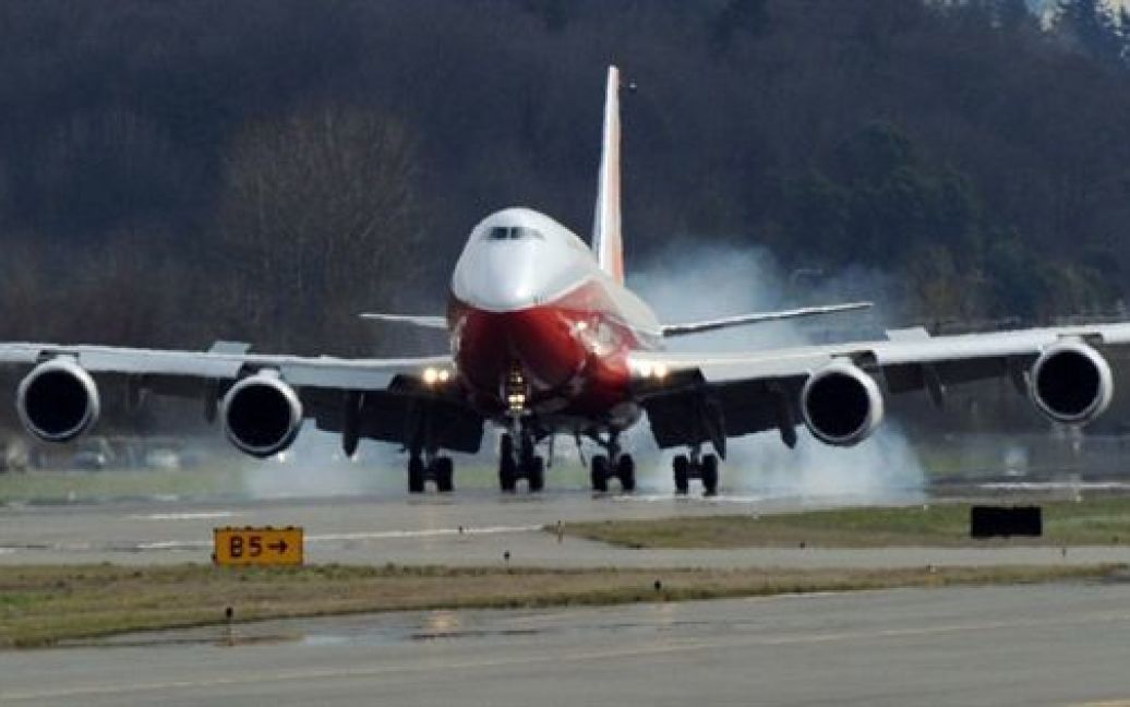 Boeing 747-8 Intercontinental завдовжки 76,4 м, вміщає до 467 пасажирів і розвиває крейсерську швидкість у 917 км на годину. / © AFP