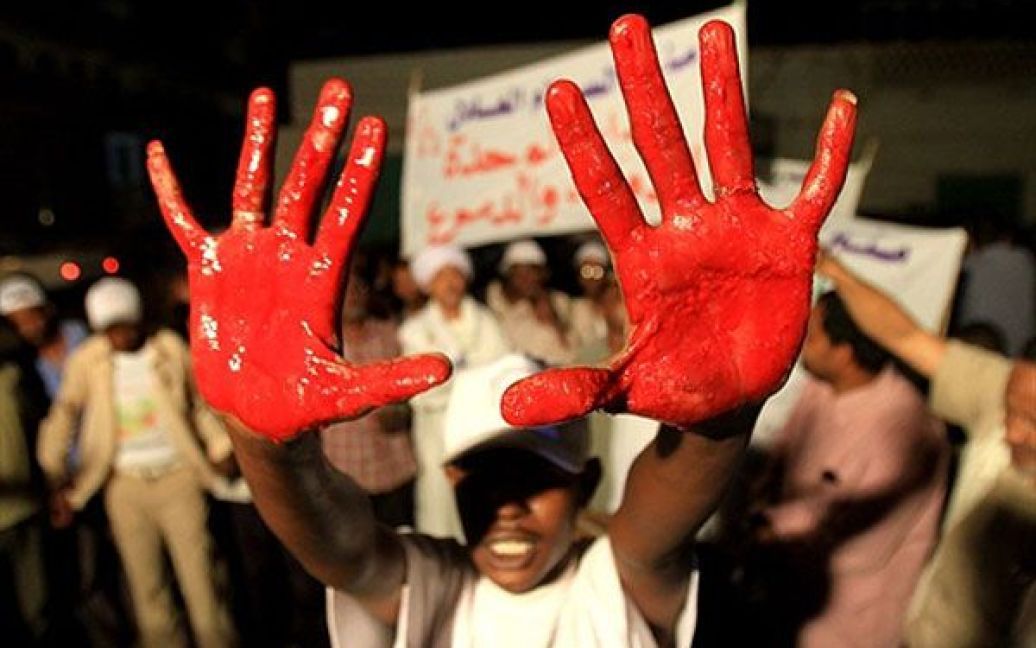Судан, Хартум. Суданець із червоними долонями, пофарбованими кров&rsquo;ю жертовної корови, відзначає результати референдуму, який відбувся в країні у січні 2011 року. За результатами референдуму, південна частині Судану відділятиметься від півночі країни. Південний Судан стане новою державою в світі після оголошення остаточних результатів історичного референдуму про незалежність. / © AFP
