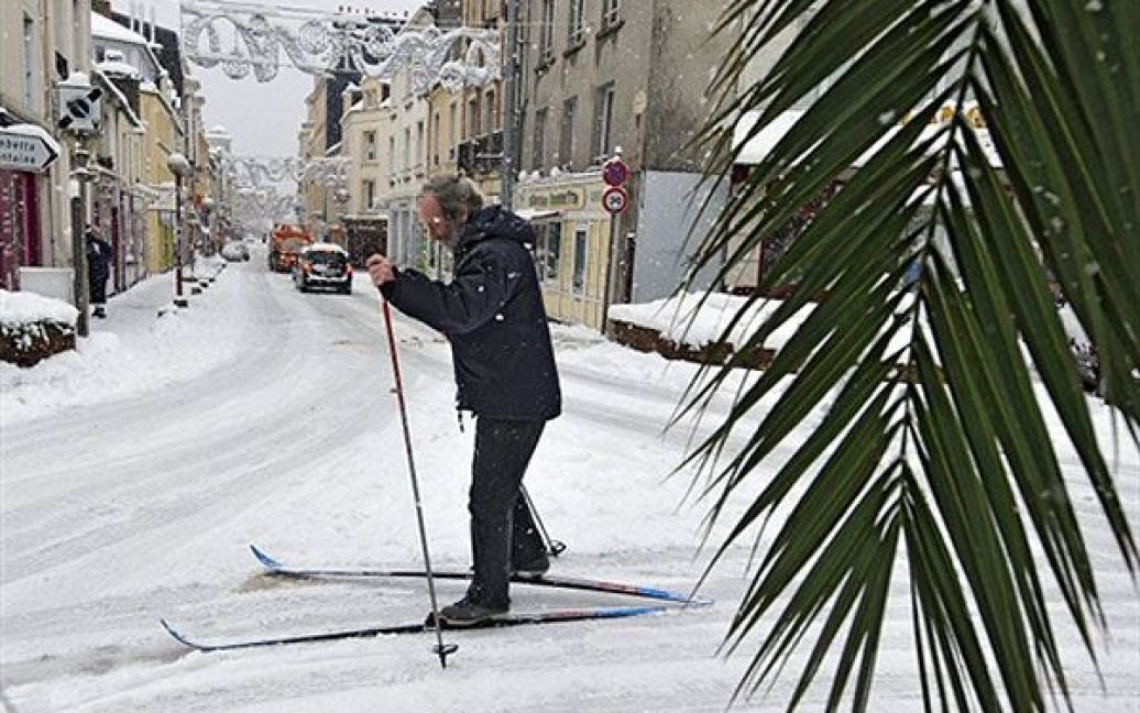 Франція, Шербур. Чоловік йде на лижах засніженою вулицею міста Шербур, західна Франція. Північна Європа потерпає від сильних снігопадів, через які були закриті аеропорти, частково перекрито автомобільний рух і міжнародне залізничне сполучення. / © AFP