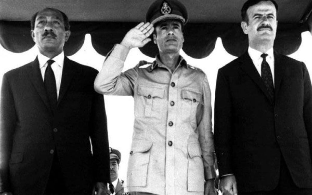 Президент Єгипту Анвар Садат, президент Лівії Муаммар Каддафі та сирійський генерал Хафез Асад у Дамаску. 1971 рік. / © AFP