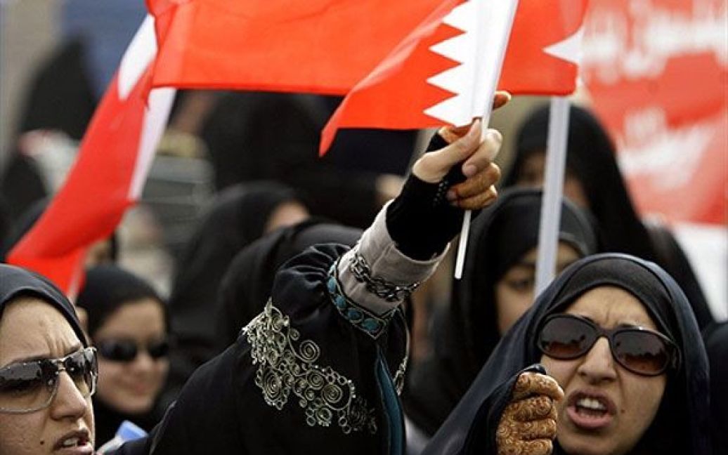 Бахрейн, Манама. Бахрейнські антиурядові демонстранти скандують гасла і розмахують національними прапорами під час демонстрації на Перлинній площі у Манамі. / © AFP