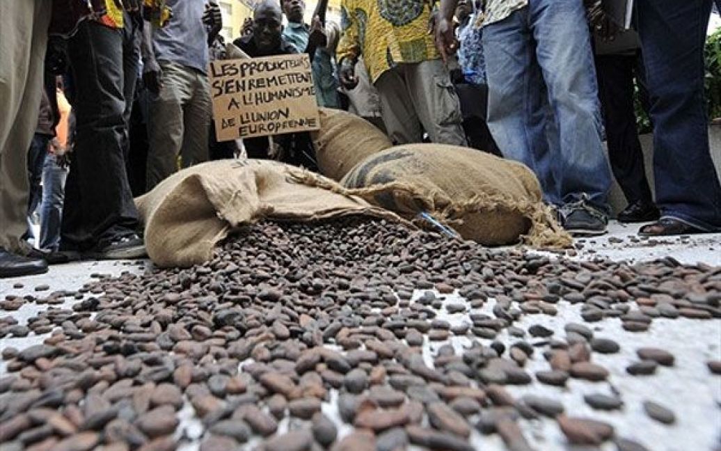 Кот-д&#039;Івуар, Абіджан. Виробники какао провели демонстрацію перед будівлею штаб-квартири делегації ЄС у Абіджані на знак протесту проти санкцій ЄС відносно торгівлі какао, які є спробою посилити тиск на Лорана Гбагбо. / © AFP