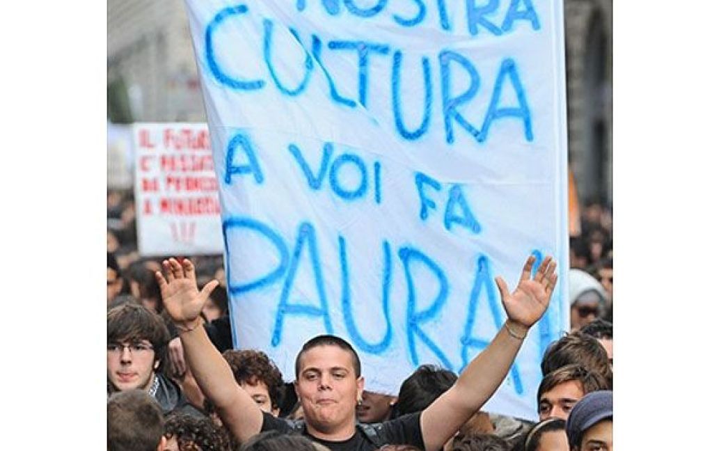 кілька сотень студентів в центрі Риму взяли участь у акції протесту проти реформування вузів і скорочення бюджету. / © AFP