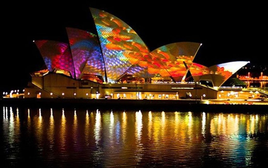 Австралія, Сідней. Різнокольорові проекції відображаються на стінах Сіднейського оперного театру під час репетиції напередодні виступу симфонічного оркестру YouTube. / © AFP